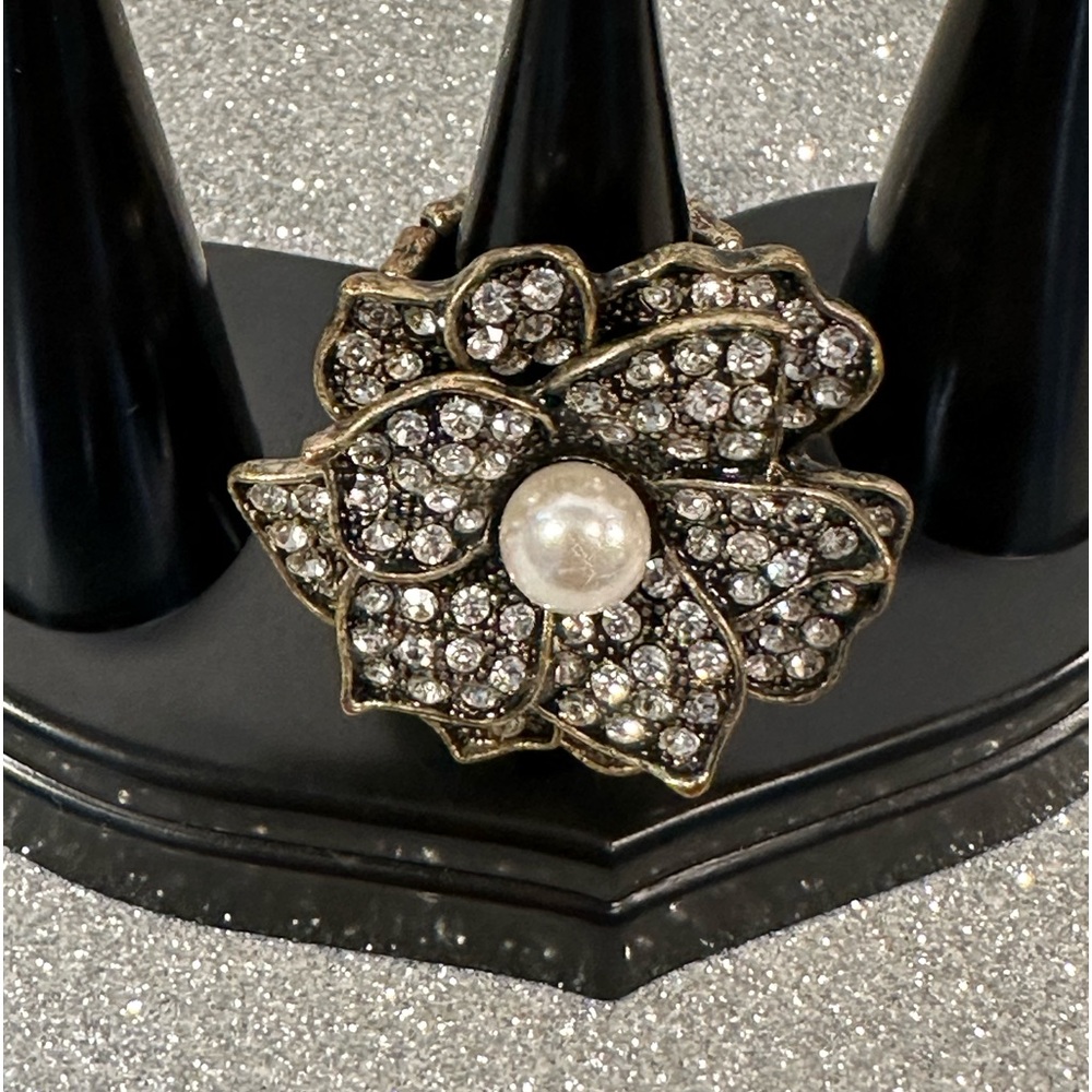 LOVELY LARGE FASHION ROSE STRETCH RING WITH STONE AND PEARL!